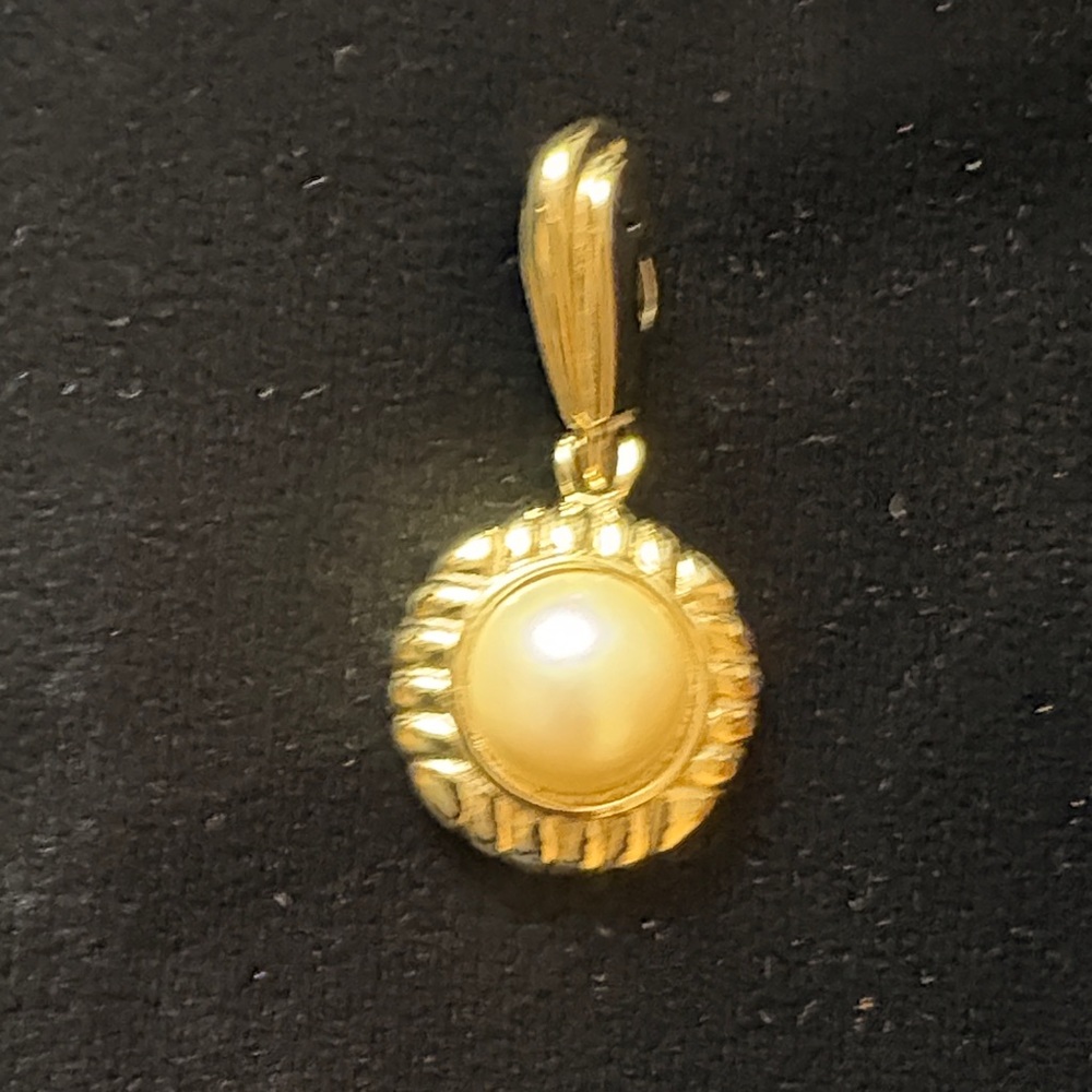 RICHELIEU Gold Tone and Pearl Pendant Necklace